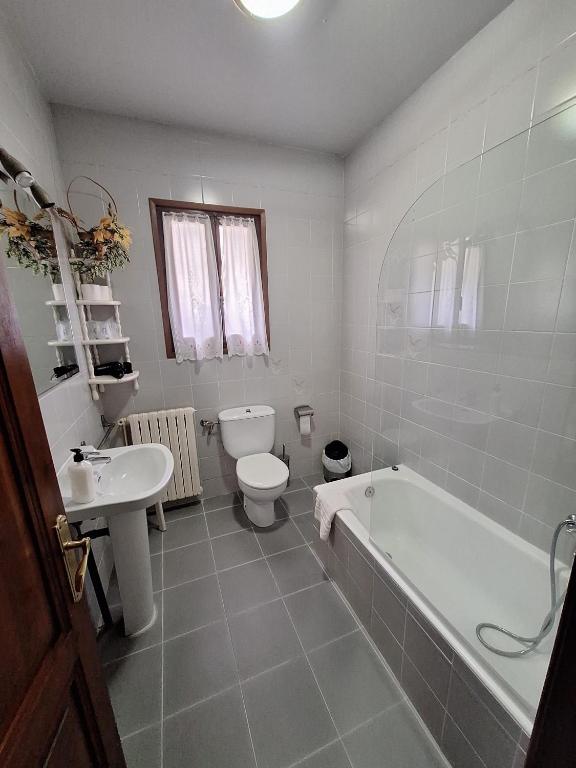 Ostau ERA NHEUADA VALLE DE ARAN - Habitación Familiar Con Baño Privado
