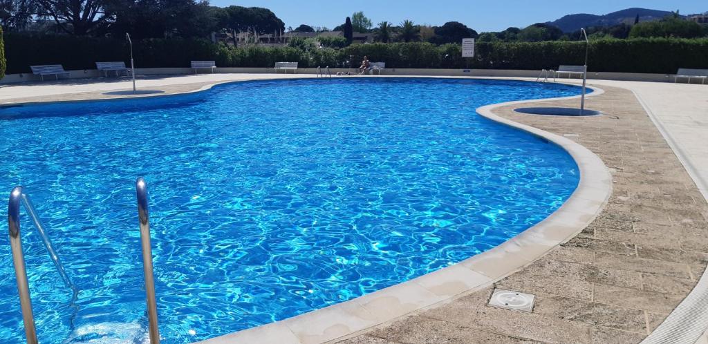 une grande piscine avec de l'eau bleue dans l'établissement Agréable studio 2-4 personnes à Mandelieu, à Mandelieu-la-Napoule