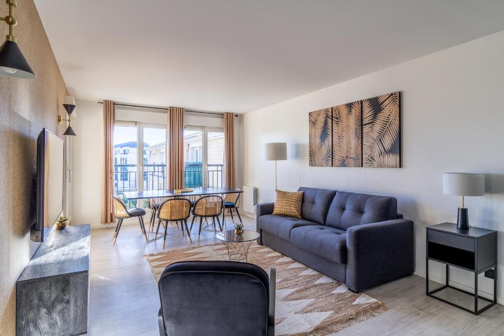 un salon avec un canapé et une table dans l'établissement Comfort and style close to Disney, à Chessy