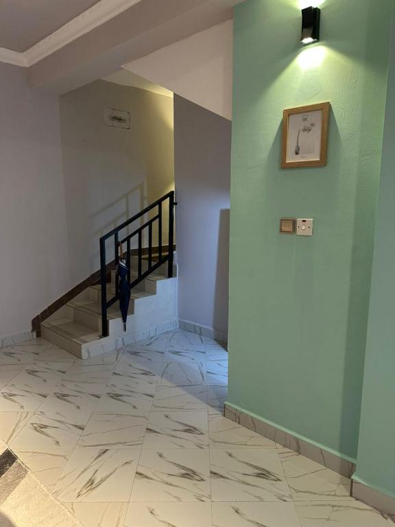 un pasillo con una escalera con una escalera en A 3-Bedroom Duplex For Sharing, en Dar es Salaam