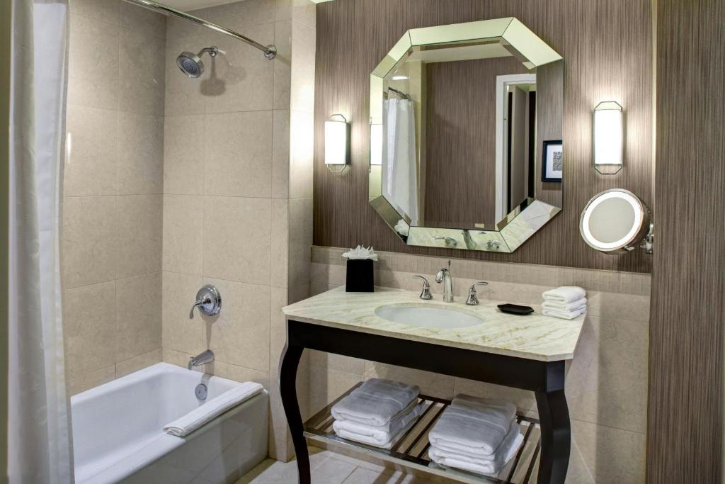 Koupelna v ubytování Sheraton McKinney