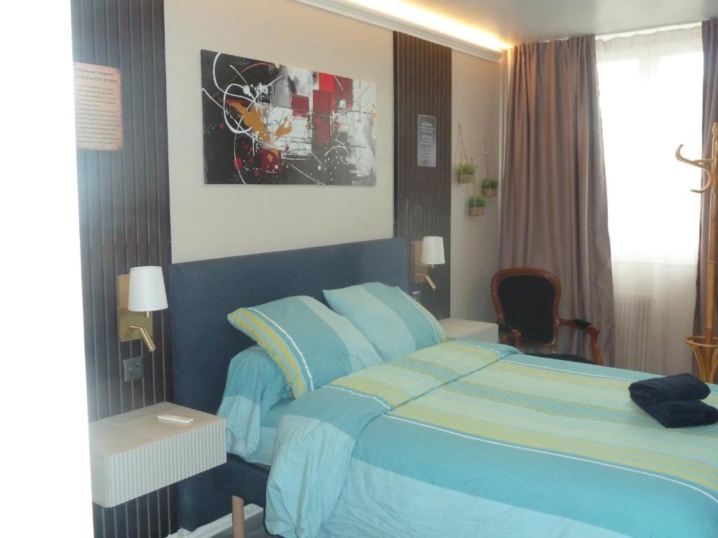Un dormitorio con una cama azul y una ventana. en Charmante chambre chez l'habitant, en Ivry-sur-Seine