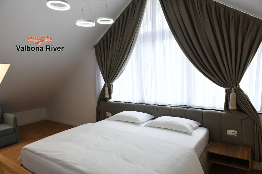 Postel nebo postele na pokoji v ubytování Valbona River Hotel