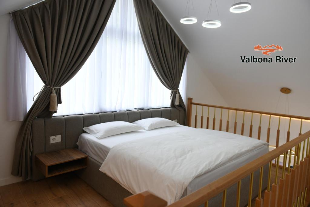 Postel nebo postele na pokoji v ubytování Valbona River Hotel