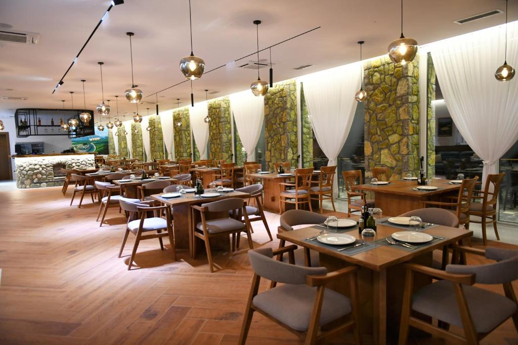 Restaurace v ubytování Valbona River Hotel