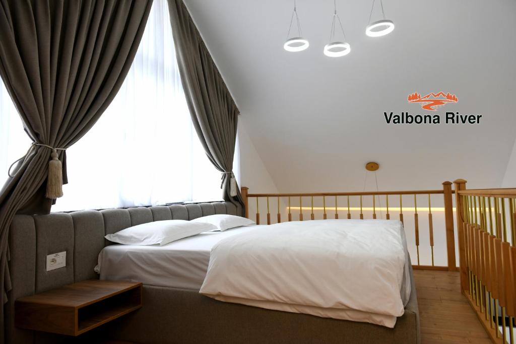 Postel nebo postele na pokoji v ubytování Valbona River Hotel