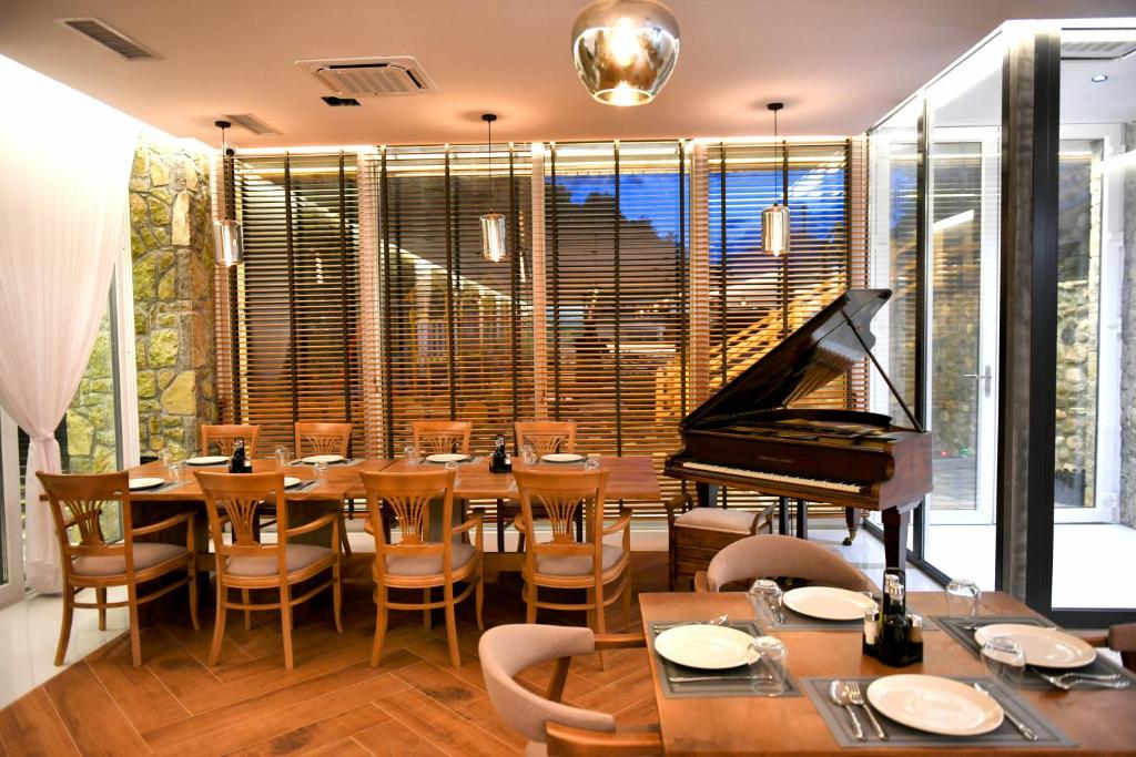 Restaurace v ubytování Valbona River Hotel