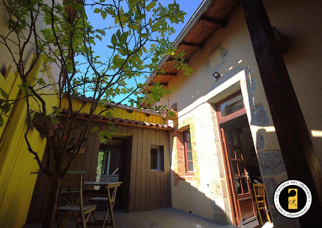 Photo de la galerie de l'établissement Maison, La Terrasse des Remparts, à Rochechouart