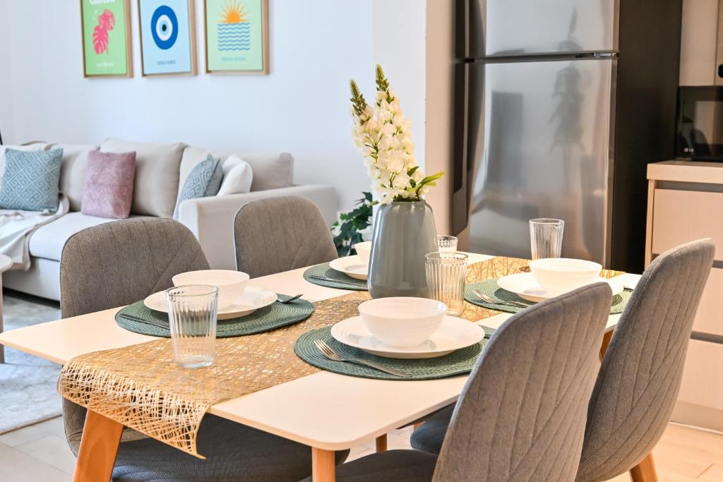 Posezení v ubytování Yas Canal 2 Premium Apartment Near the Canal and F1