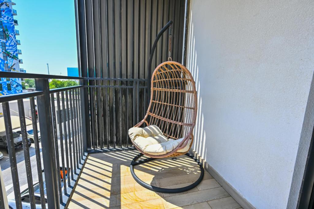 Walk To Mall, Chic Decor 1br! Near Ferrari, F1 - Resim 28