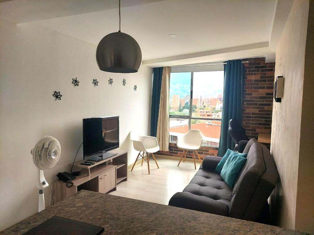 TV a/nebo společenská místnost v ubytování Lovely one bedroom condo in beautiful Laureles