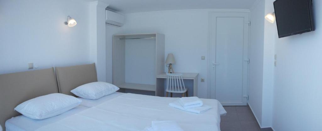 Postel nebo postele na pokoji v ubytování Andromeda Seaside Apartments