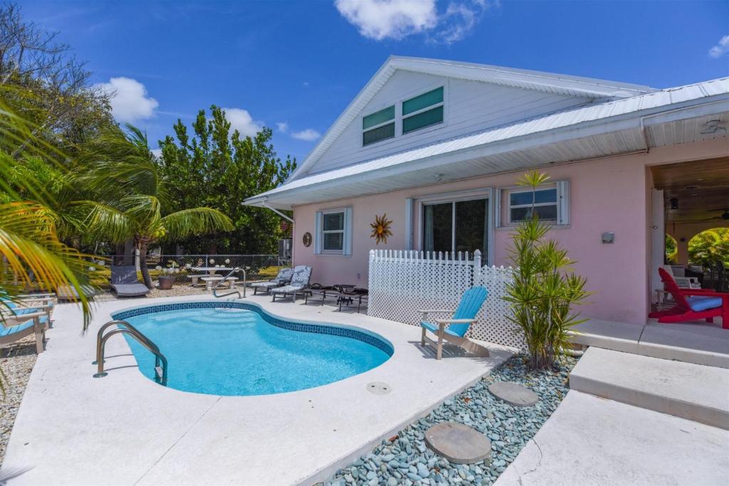 a house with a swimming pool in a yard at Casa de Sueno in Summerland Key