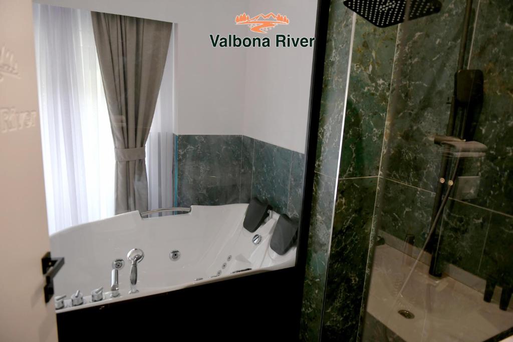 Koupelna v ubytování Valbona River Hotel