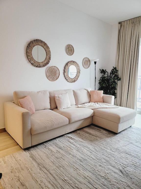 Posezení v ubytování Yas Canal 1 Luxury Apartment by the Canal Near F1