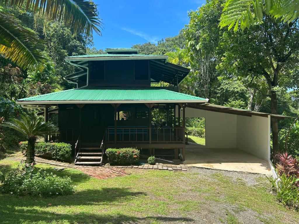 Κήπος έξω από το Delfín del Sendero