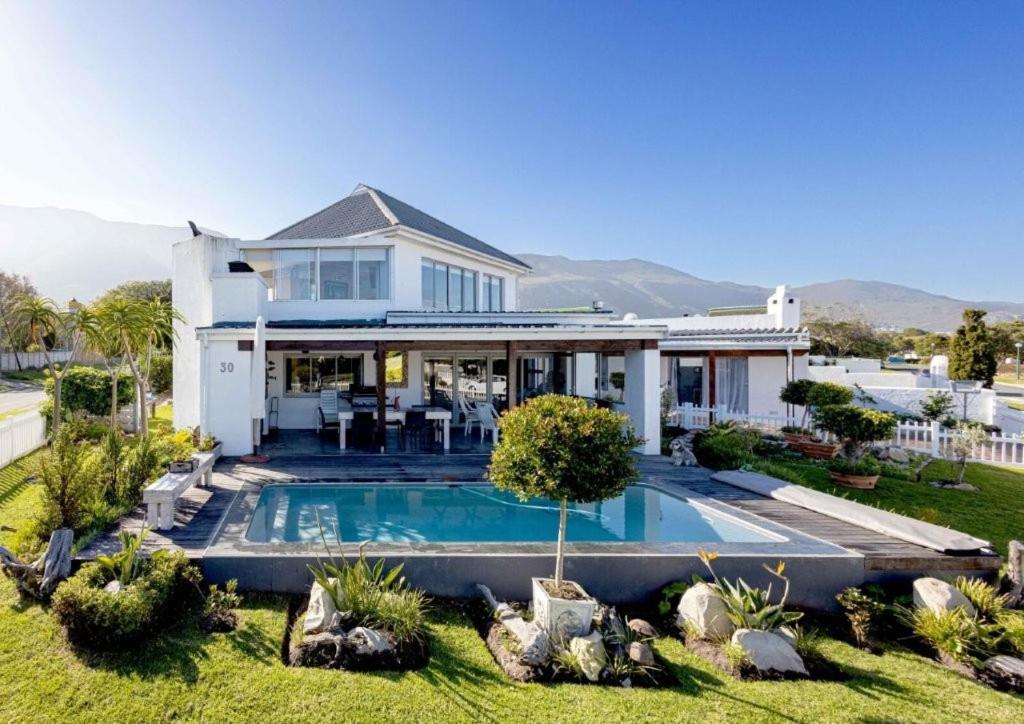 赫曼努斯Corner Delight at Onrust Beach的院子里有游泳池的房子