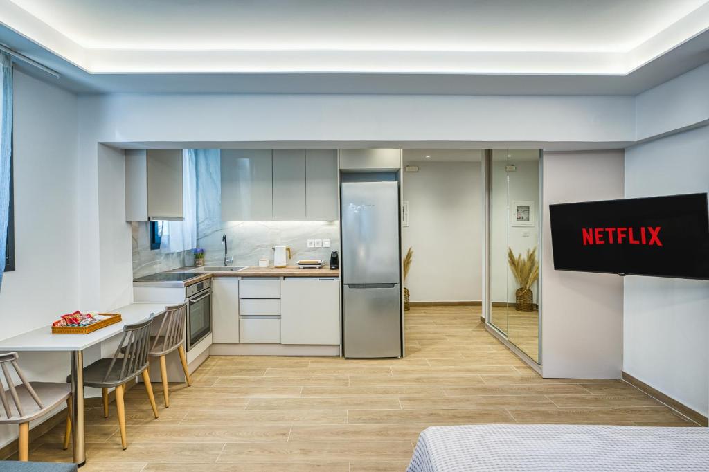 a kitchen with a table and chairs and a kitchen sidx sidx sidx at Virginia Haven 2 in Chios