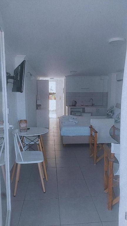 Postel nebo postele na pokoji v ubytování Andromeda Seaside Apartments