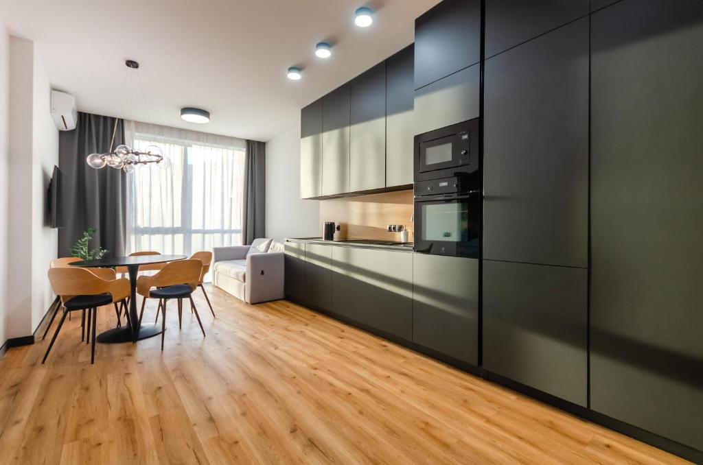 Cuisine ou kitchenette dans l'établissement Petrovdom Apartments 6-107 in RC Yaroslaviv Grad, Bulvarno-Kudriavska 17b