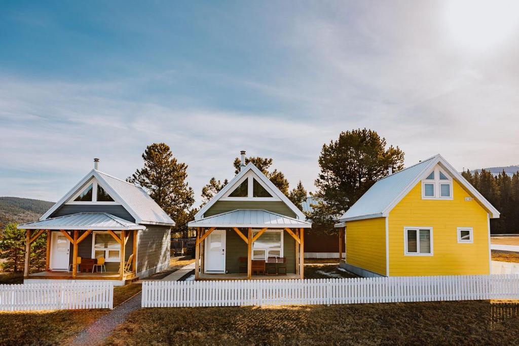 Φωτογραφία από το άλμπουμ του Baldy- Modern Tiny Home In Historic Nordegg σε Nordegg