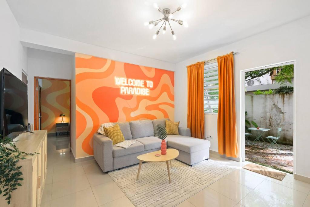 ein Wohnzimmer mit Sofa und Tisch in der Unterkunft San Juan Apartment Steps Away From the Beach in San Juan