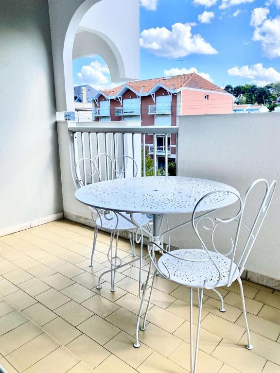 une table et des chaises sur un balcon avec vue dans l'établissement Résidence Bailli De Suffren - Studio à Arcachon, proche plage et commerces MAE-8504, à Arcachon
