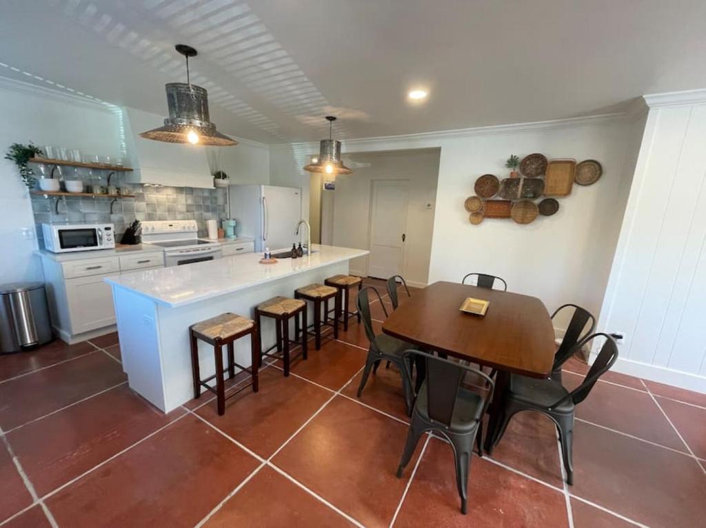 Η κουζίνα ή μικρή κουζίνα στο Martin Mill, Santa Fe Inspired Bungalow, 5 minutes to downtown