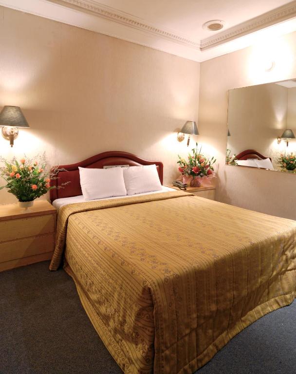 Postel nebo postele na pokoji v ubytování Empire Hotel