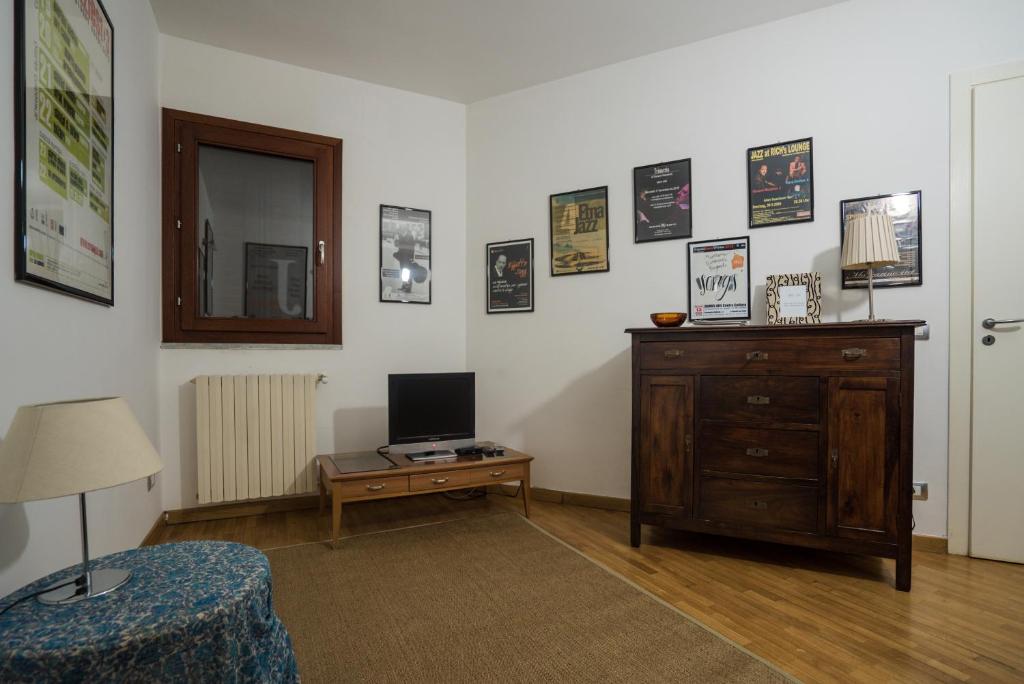 Televízia a/alebo spoločenská miestnosť v ubytovaní Casa Del Jazz