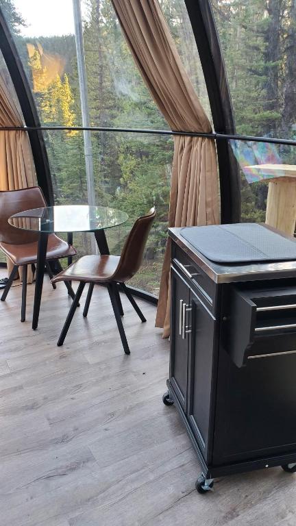 Svalir eða verönd á Rocky Mountain Escape Dome & Log Cabin Rentals - Rock Lake