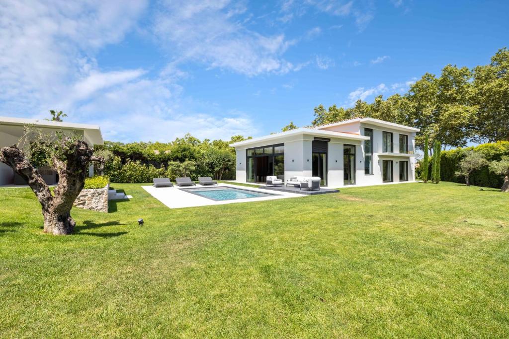 une maison avec une piscine et une cour dans l'établissement Superbe villa d'architecte, à Mougins