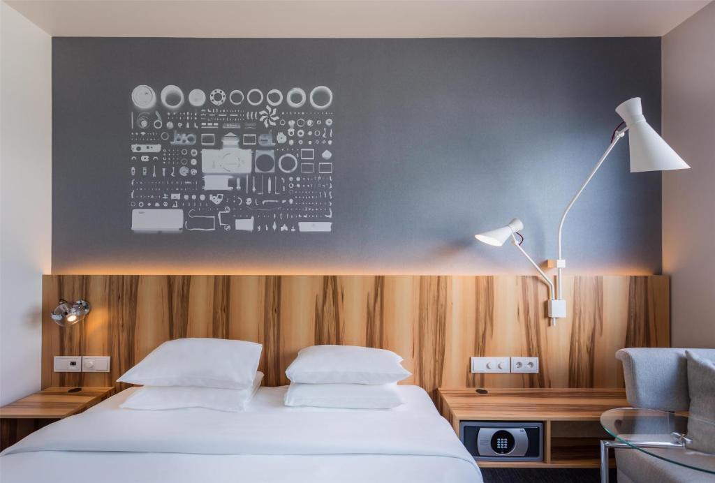 Deluxe King Room with Eiffel Tower View — room photograph