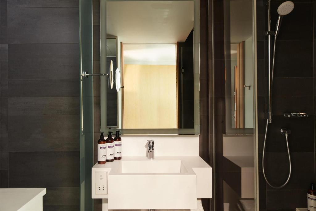 Deluxe King Room with Montmartre View — room photograph