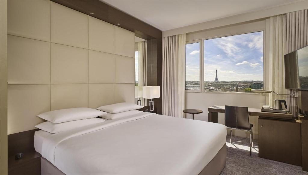 King Room with Eiffel Tower View — room photograph