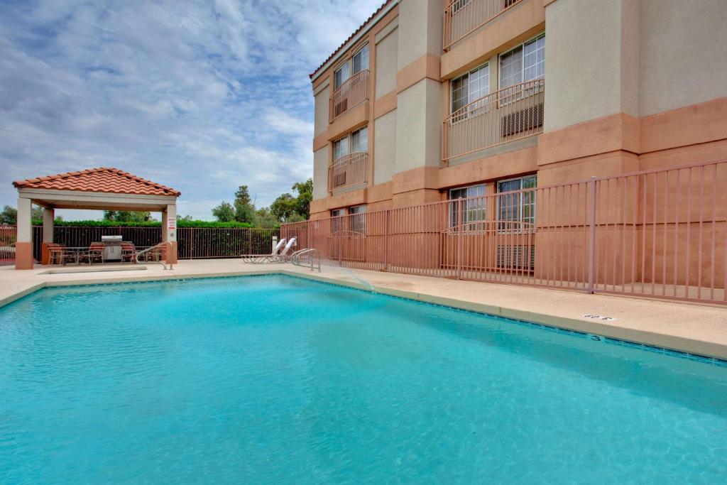 Bazén v ubytování Sonesta Simply Suites Phoenix Tempe nebo v jeho okolí