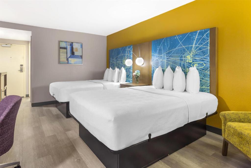 Ein Bett oder Betten in einem Zimmer der Unterkunft Best Western Plus Raleigh Crabtree Valley Hotel