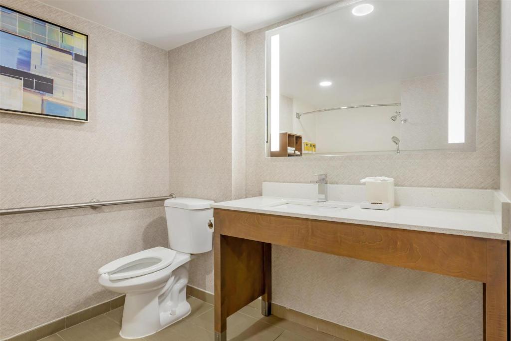 Ein Badezimmer in der Unterkunft Best Western Plus Raleigh Crabtree Valley Hotel