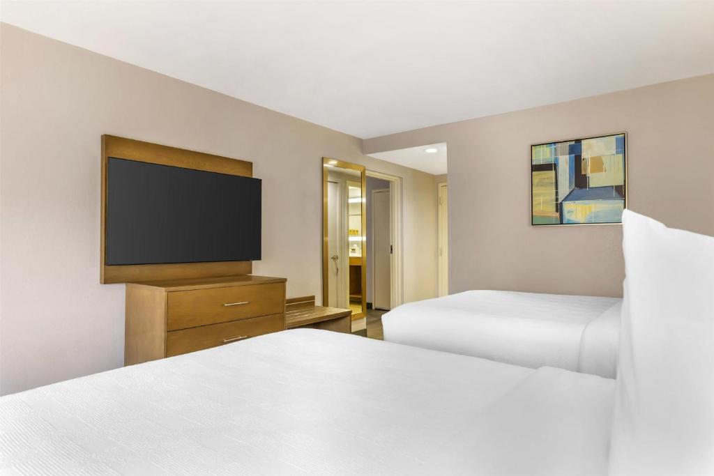 Ein Bett oder Betten in einem Zimmer der Unterkunft Best Western Plus Raleigh Crabtree Valley Hotel