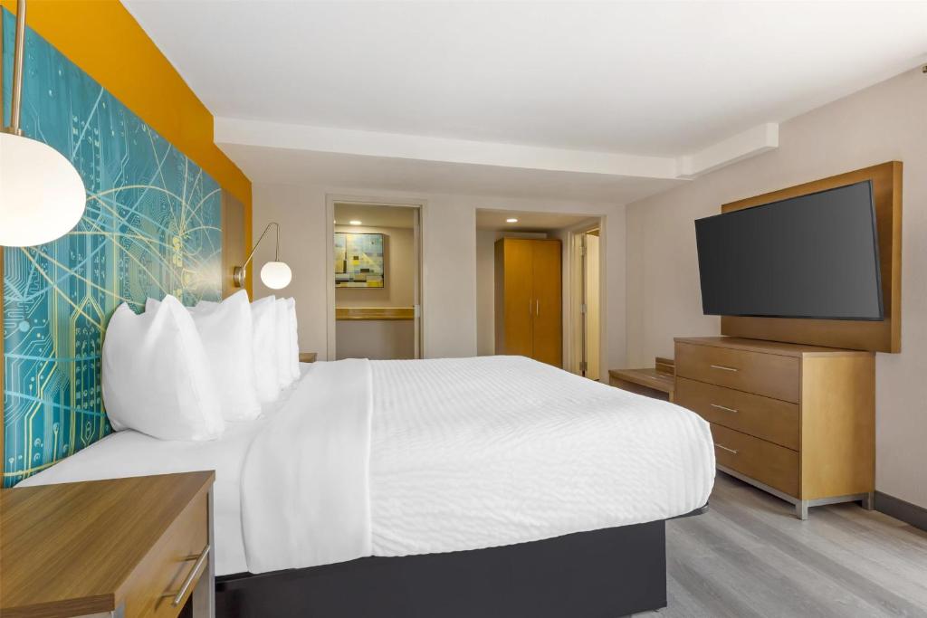 Ein Bett oder Betten in einem Zimmer der Unterkunft Best Western Plus Raleigh Crabtree Valley Hotel