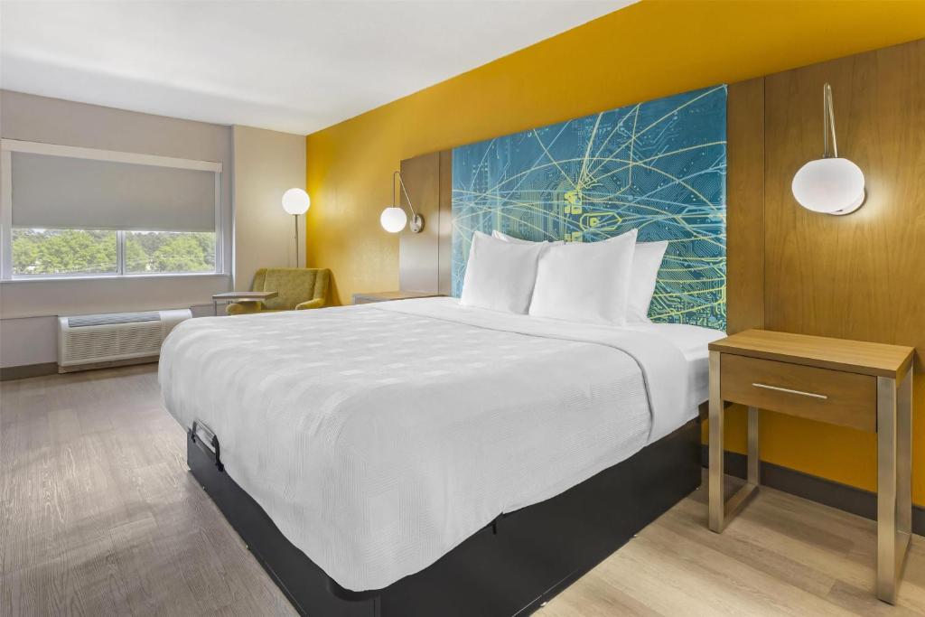 Ein Bett oder Betten in einem Zimmer der Unterkunft Best Western Plus Raleigh Crabtree Valley Hotel