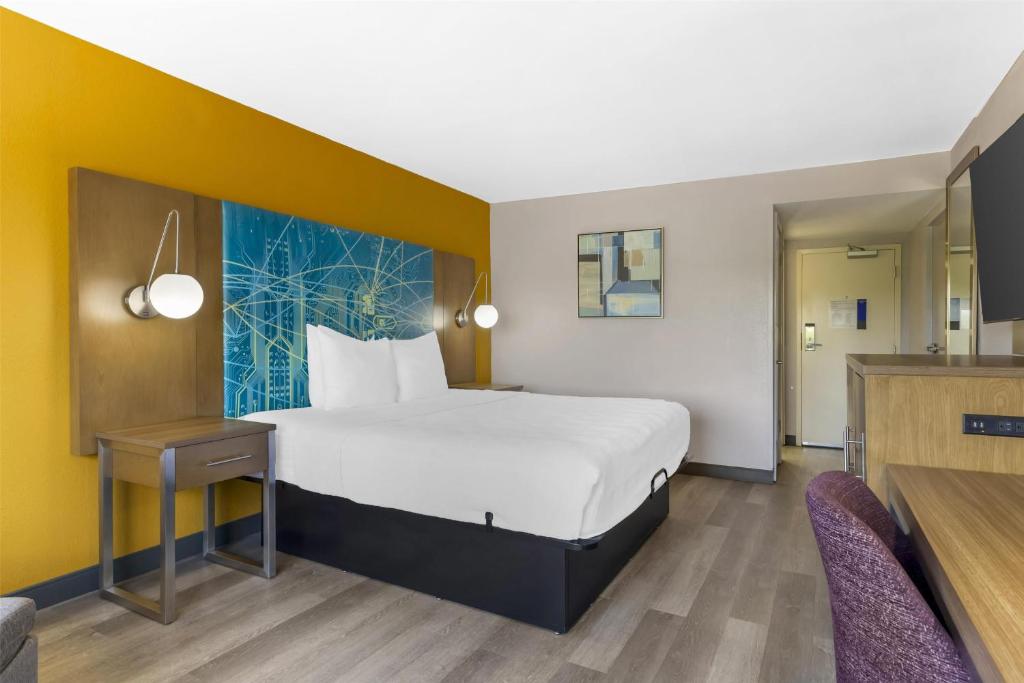 Ein Bett oder Betten in einem Zimmer der Unterkunft Best Western Plus Raleigh Crabtree Valley Hotel