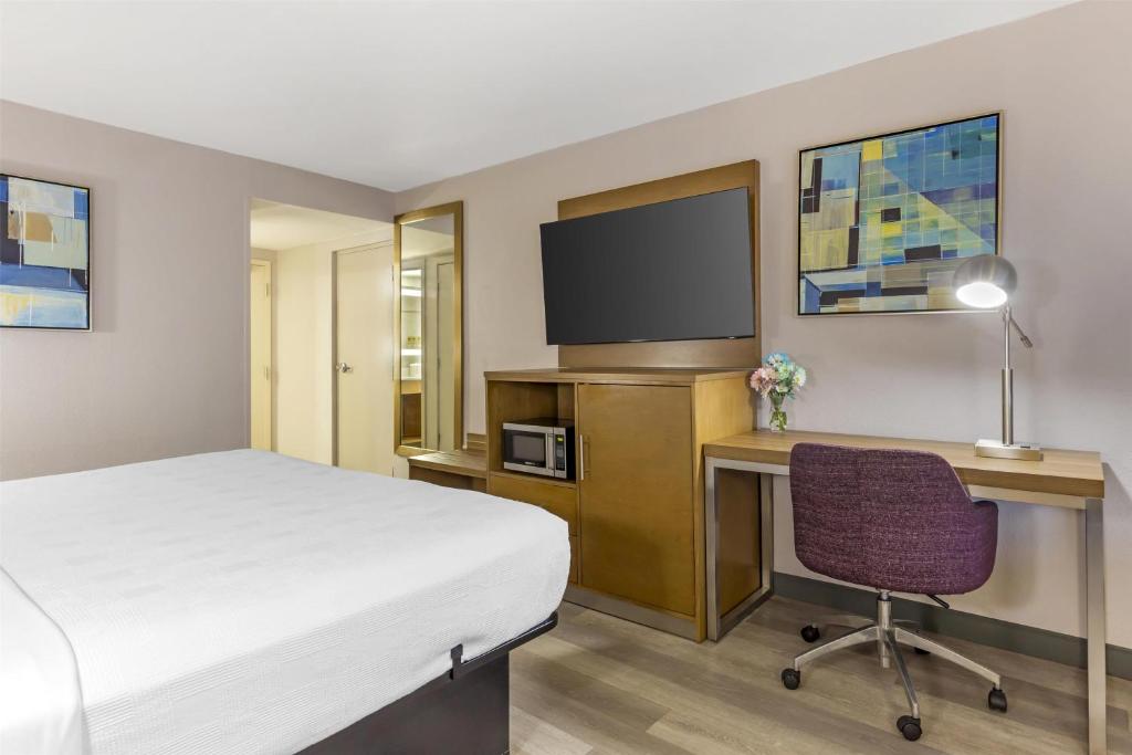 TV/Unterhaltungsangebot in der Unterkunft Best Western Plus Raleigh Crabtree Valley Hotel