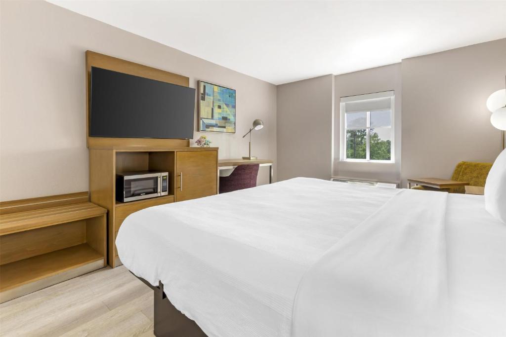 Ein Bett oder Betten in einem Zimmer der Unterkunft Best Western Plus Raleigh Crabtree Valley Hotel