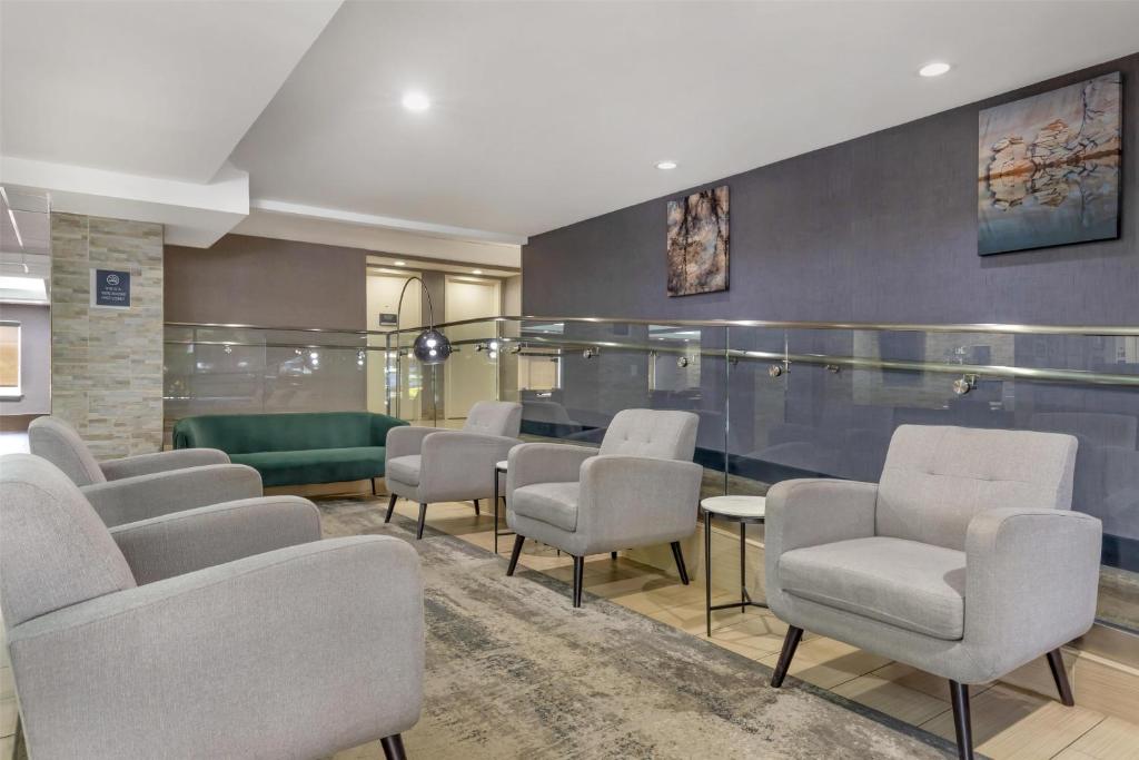 Ein Sitzbereich in der Unterkunft Best Western Plus Raleigh Crabtree Valley Hotel