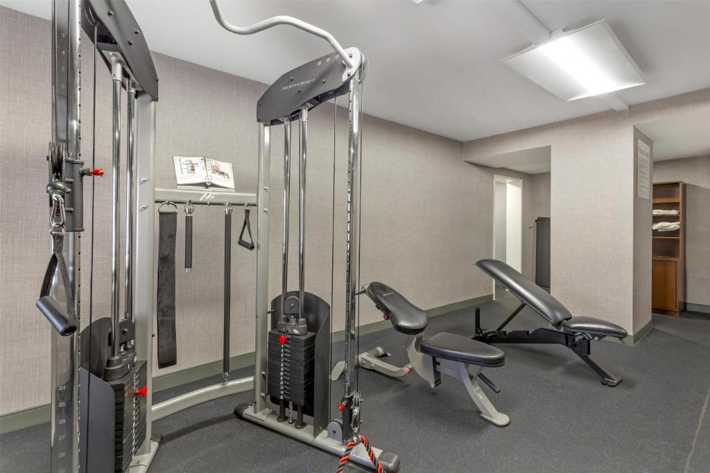 Das Fitnesscenter und/oder die Fitnesseinrichtungen in der Unterkunft Best Western Plus Raleigh Crabtree Valley Hotel