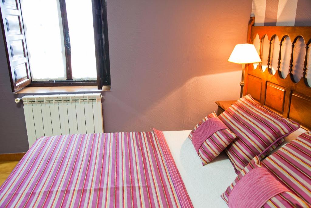 Postel nebo postele na pokoji v ubytování Posada Real La Montañesa