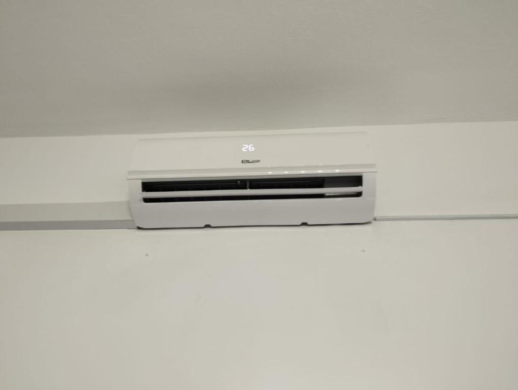 klimatyzator stojący na półce w obiekcie Apartamento Mar del norte, en Cotillo. w mieście Cotillo