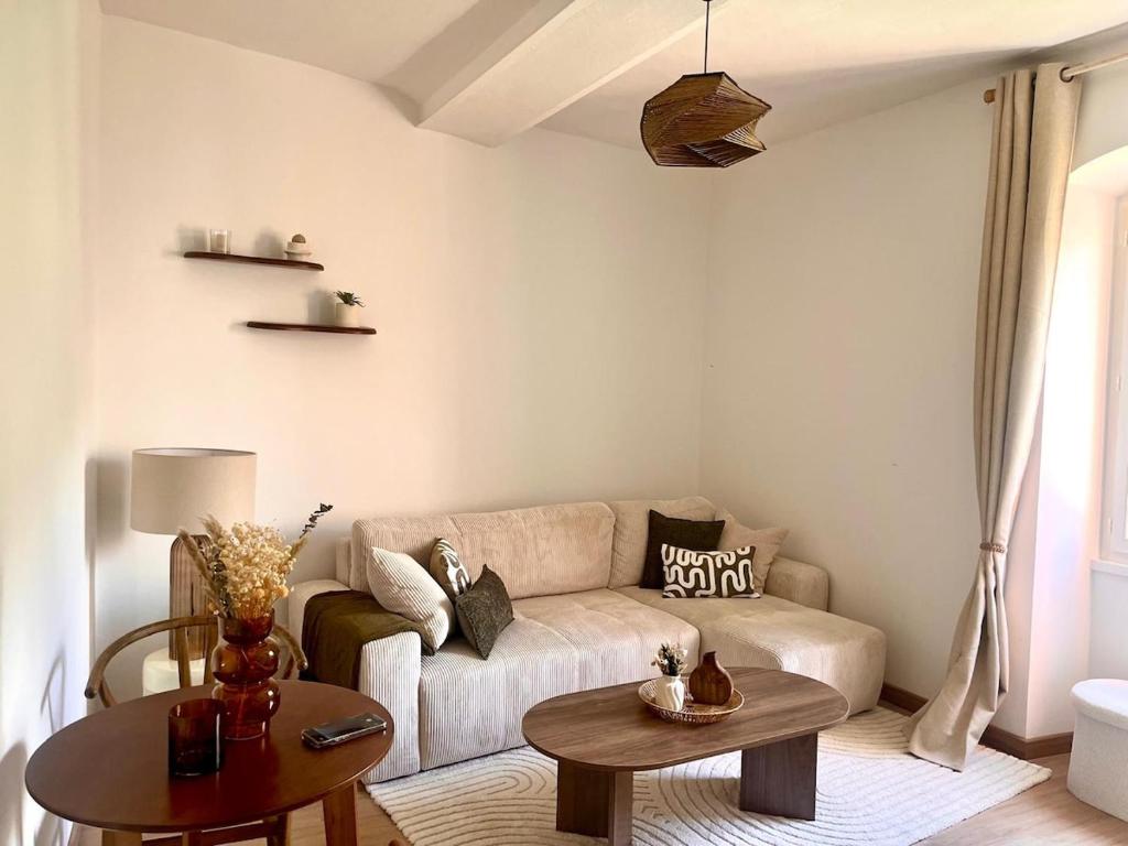 un salon avec un canapé et une table dans l'établissement Charmant appartement, à Bastia