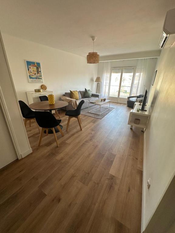 un salon avec un canapé et une table dans l'établissement Le Wilson Palace, à Antibes